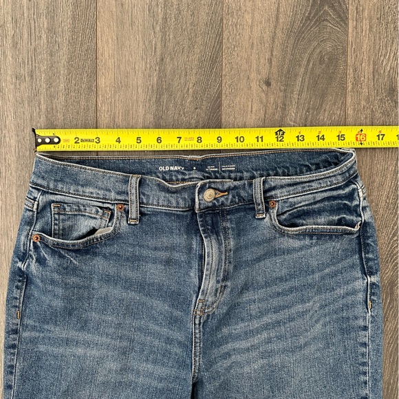 EUC Women’s Mid Rise Boyfriend Jeans Blue Denim Wash Old Navy Size 6 Tall - Picture 5 of 9